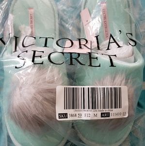 Victoria's secret pom pom slippers sz 7/8 Med